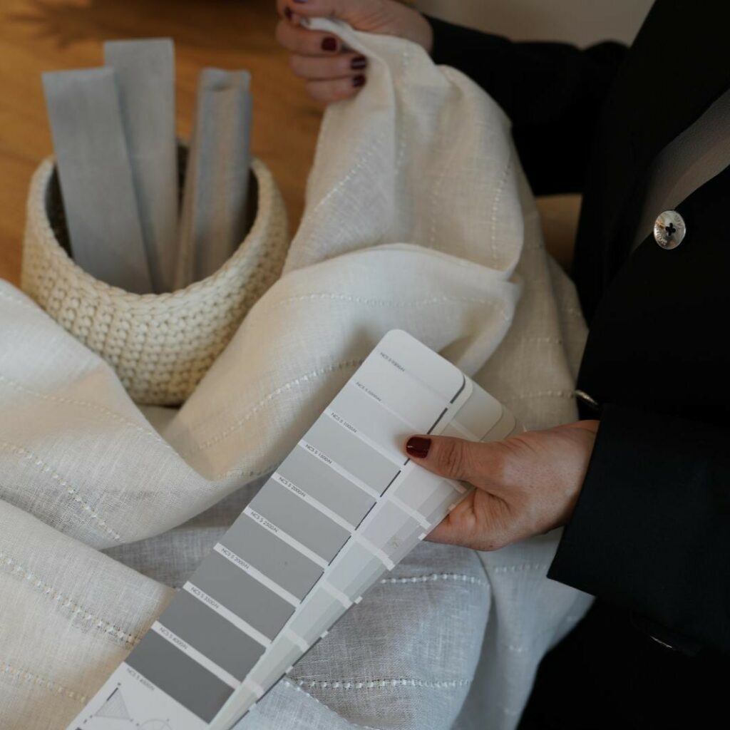 Magalie Zarcone, designer d’espace feng shui à Luxembourg, travaillant sur un projet intérieur